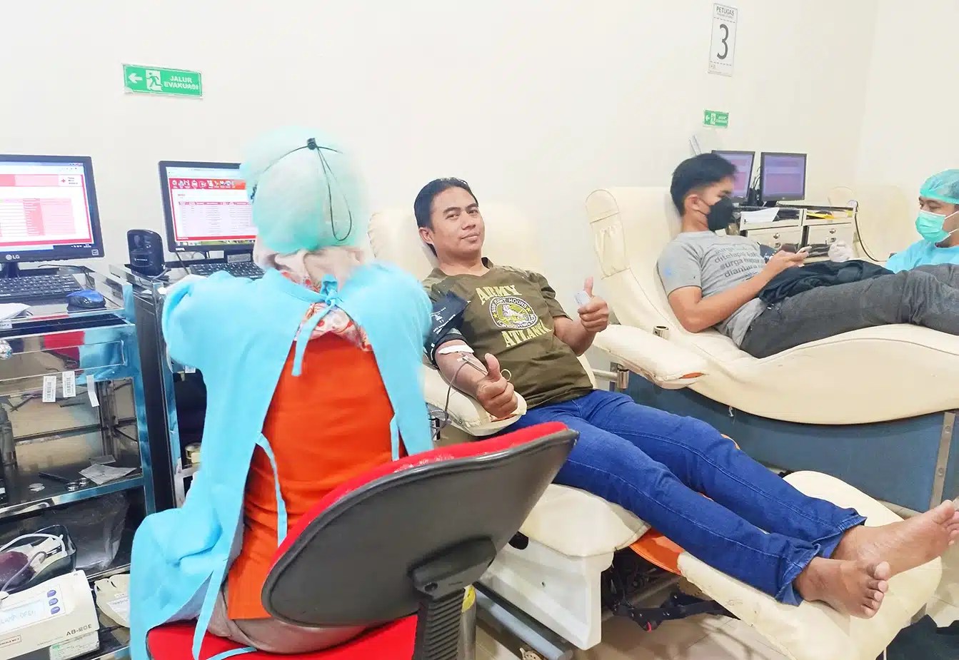 Relawan-PMI-PMR-KSR-kuantan-donor-darah-warga-bantuan-bencana-Indonesian-red-cross-bulan-sabit-Palang-Merah