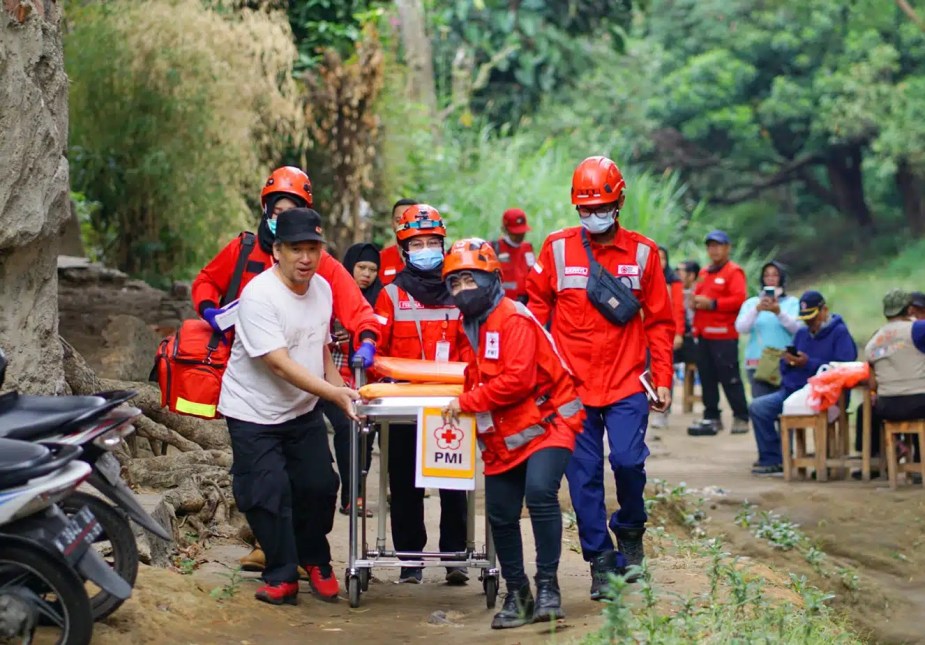 first-aid-diklat-PMI-PMR-KSR-relawan-pertolongan-bencana-kuantan-korps-Red-Cross-Indonesia-website-by-WINSON-MEDIA-TEKNOLOGI-WEBCLOUDHOSTER-jasawebkuantan-.com-baliwebservices.com